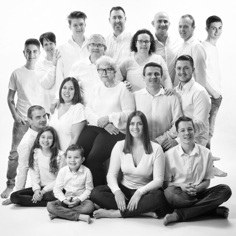 Photo de famille groupe en noir et blanc en studio sur fond blanc pour Lorie Diaz photographe