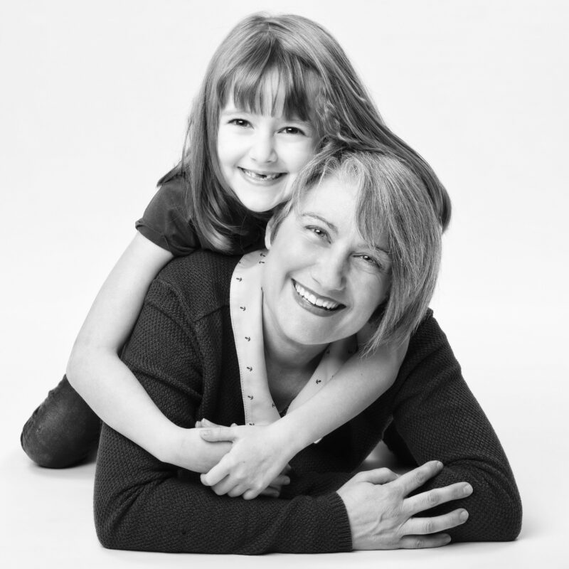 Portrait d'une mère et de sa fille accrochée sur ses épaules pour Lorie Diaz Photographe
