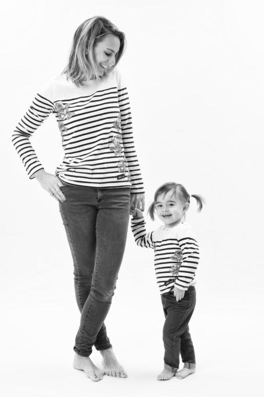 Photo de famille d'une mère et de sa fille en studio en noir et blanc sur fond blanc pour Lorie Diaz photographe