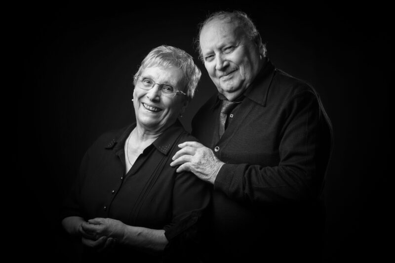 Portrait en noir et blanc en studio d'un couple sur fond noir pour Lorie Diaz photographe