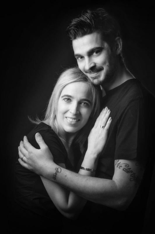 Photo de couple en noir et blanc sur fond noir pour Lorie Diaz Photographe