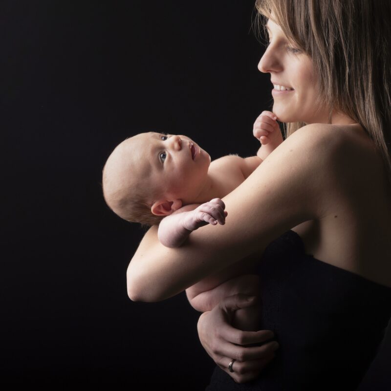 Portrait de famille avec un bébé dans les bras de sa maman pour Lorie Diaz