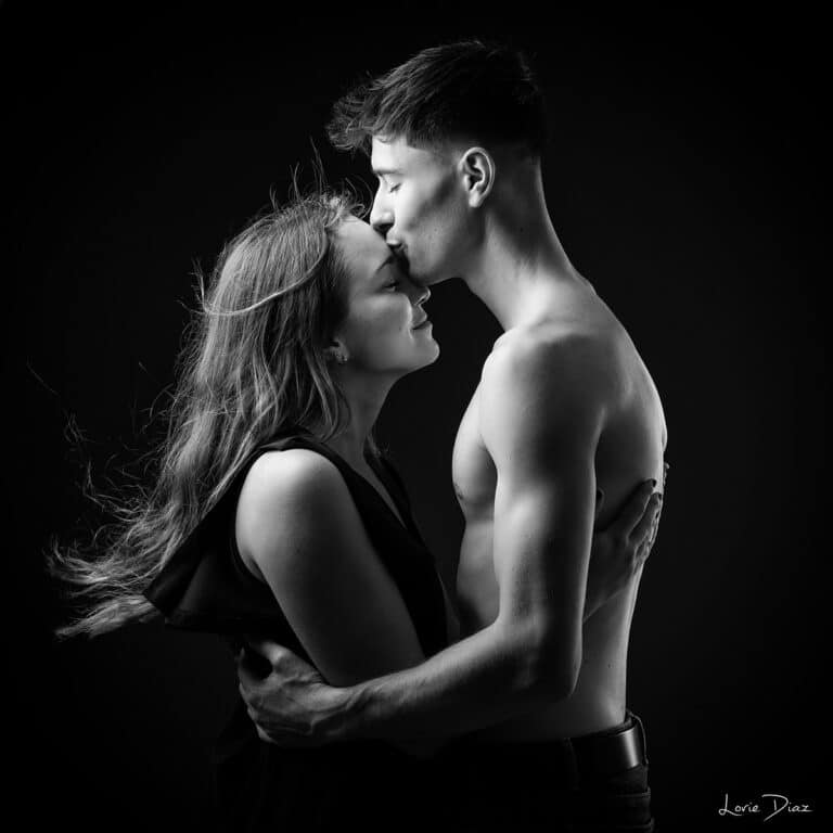 Photo de couple en noir et blanc par Lorie Diaz